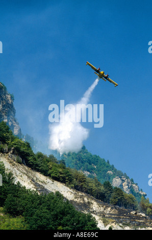 L'incendie de l'avion Bombardier d'eau Canadair arrosant de l'eau sur un incendie de forêt, Provence, France, Europe, Banque D'Images