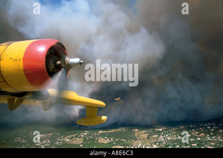 L'incendie de l'avion Bombardier d'eau Canadair moteur et la vue aérienne d'une forêt dense de fumée provenant des feux de forêt de nuages, Provence, France, Europe, Banque D'Images