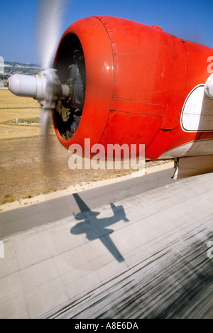 L'incendie de l'avion Bombardier d'eau Canadair's moteur avec l'avion silhouette sur piste à l'atterrissage, Provence, France, Europe, Banque D'Images