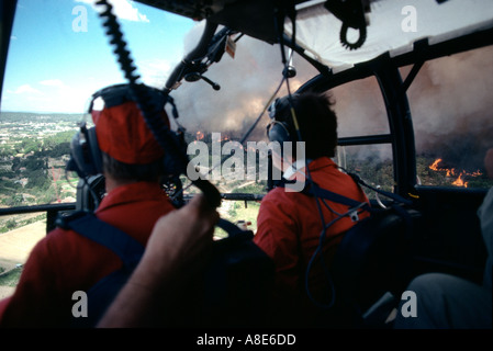 Les pilotes à l'intérieur de cockpit de commande Alouette III pompiers hélicoptère volant vers un incendie en vol, vue aérienne, Provence, France, Europe, Banque D'Images