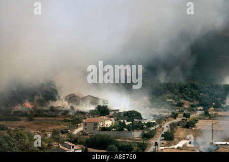 Vue aérienne d'un incendie de maisons menaçant, les flammes, la fumée provenant des feux de forêt, Provence, France, Europe, Banque D'Images