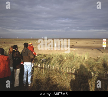 Observer les phoques de la côte du Lincolnshire au Donna Nook UK Banque D'Images