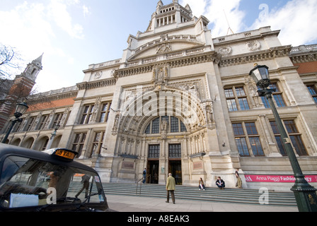 Victoria and Albert Museum entrée avant et black taxi cab Banque D'Images
