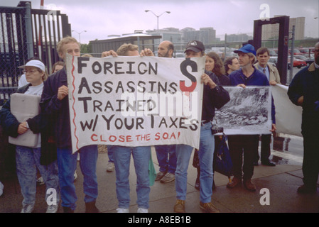 L'âge de 30 à 50 militants à l'École des Amériques protester 4/28/97. Washington DC USA Banque D'Images