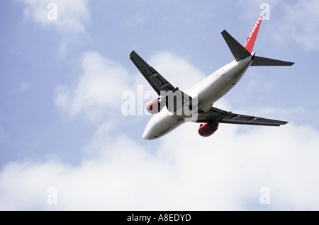 Jet 2 Boeing 737 décolle de l'aéroport de Bournemouth Banque D'Images