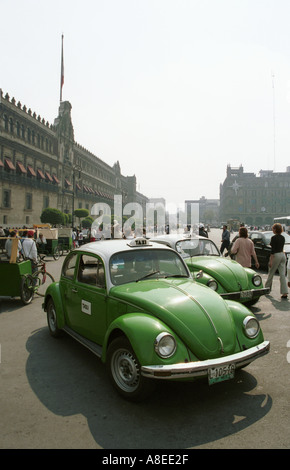 VW Beetle en stationnement taxi à Mexico Banque D'Images