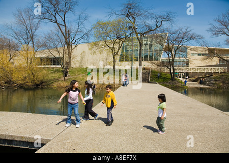 CHICAGO Illinois Peggy Notebart Nature Museum à Lincoln Park les enfants hispaniques à l'extérieur du bâtiment sur les piétons le long lagoon Banque D'Images