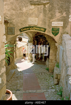 Les rues étroites et sinueuses du village médiéval perché de Eze près de Monaco sont plein de boutiques de souvenirs et galeries d'art Banque D'Images