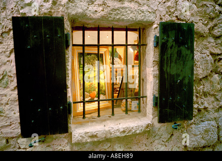 Les rues étroites et sinueuses du village médiéval perché de Eze près de Monaco sont plein de boutiques de souvenirs et galeries d'art Banque D'Images