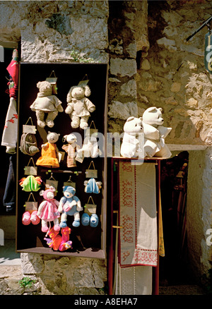 Les rues étroites et sinueuses du village médiéval perché de Eze près de Monaco sont plein de boutiques de souvenirs et galeries d'art Banque D'Images