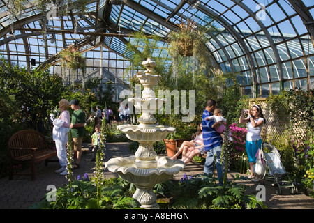 CHICAGO Illinois fleurs de printemps au Lincoln Park Conservatory fontaine d'eau à plusieurs niveaux à l'intérieur des gens Botanical garden Banque D'Images