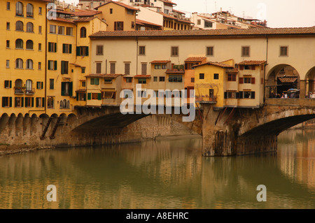 Le Ponte Vecchio construit en 1345 sur la rivière Arno Florence Toscane Italie Banque D'Images