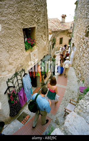 Les rues étroites et sinueuses de la cité médiévale d'Eze village perché près de Monaco est plein de boutiques de souvenirs et galeries d'art Banque D'Images