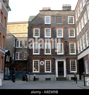 Le Dr Samuel Johnson maison résidence accueil d'extérieur de bâtiment avec une plaque sur le mur extérieur de l'île Gough Square London EC4 Angleterre KATHY DEWITT Banque D'Images