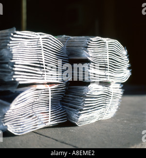 Paquets de journaux et de magazines en attente de livraison sur le trottoir à l'extérieur de l'agent de presse à Fleet Street Londres Angleterre Royaume-Uni Grande-Bretagne KATHY DEWITT Banque D'Images