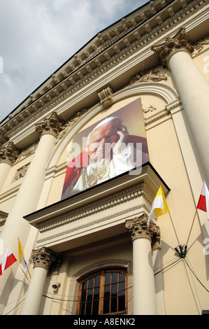 Premier anniversaire de la mort du pape Jean-Paul II à Varsovie. Masse en face de l'église de Saint Anna. Banque D'Images