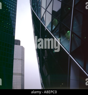 L'architecte Norman Foster's office building the Gherkin à 30 St Mary Axe dans la ville de Londres Angleterre KATHY DEWITT Banque D'Images