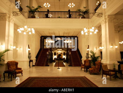 Hall de l'Hôtel Raffles à Singapour. Banque D'Images