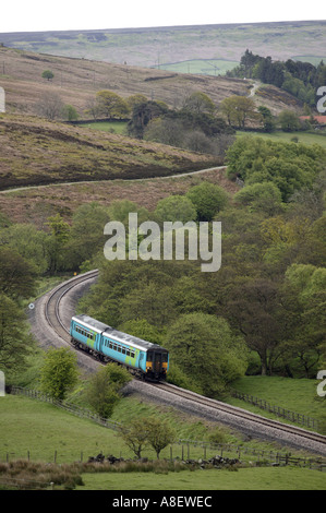 Un train sur le chemin de fer de la vallée d'Esk exécutant près de Commondale North Yorkshire Angleterre CB4W7600 Banque D'Images