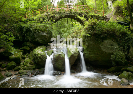 Le vieux pont de pierre appelé le Scheissentempel, près de Mullerthal Echternach, Luxembourg Banque D'Images
