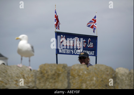 Un signe de la publicité pour des excursions en bateau dans la région de Whitby, North Yorkshire Angleterre UK Banque D'Images