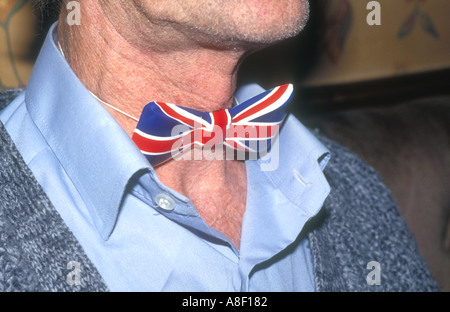 Close up of a plastic Union Jack noeud papillon sur le cou d'un homme. Banque D'Images