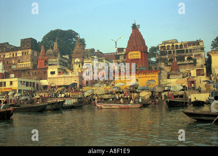 Inde 1997 UNE VUE GÉNÉRALE DE PRAYAG GHAT SUR LE GANGE À VARANASI Banque D'Images
