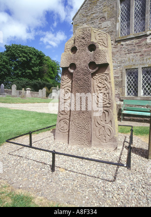 Dh croix Picte ANGUS ABERLEMNO dalle de pierre à sculpter dans la cour de l'église de pierres sculptées sculpture Ecosse celtique Banque D'Images