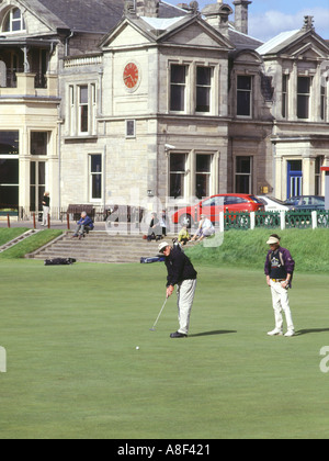 dh Royal ancien cours ST ANDREWS FIFE Scottish club Golfeurs mettant 18e trou 18 golf vert dix-huitième golf royaume-uni écosse Banque D'Images