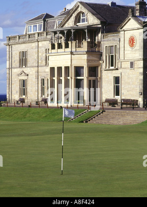 dh Royal et ancien parcours ST ANDREWS FIFE Club House et dix-huitième trou 18 drapeau mettant vert clubhouse personne 18e golf ecosse Banque D'Images
