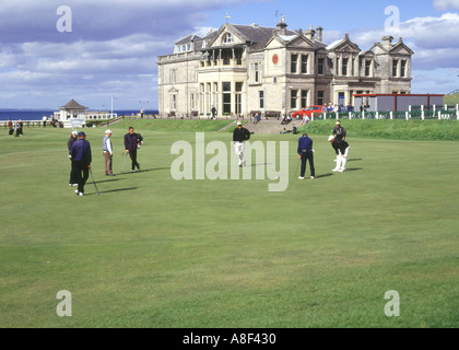dh Royal ancien parcours ST ANDREWS FIFE Golfers mettant sur dix-huitième vert ancien club House 18ème golf écossais Banque D'Images