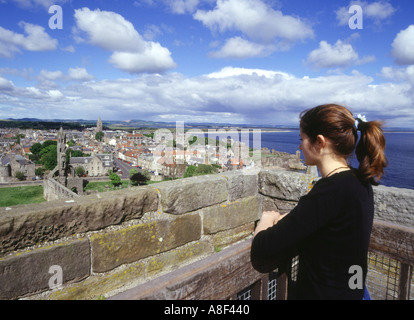 dh Cathedral St ANDREWS FIFE Girl regardant de St Rule Point de vue Cathédrale château de l'adolescence tour touristique ville Banque D'Images