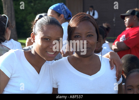 Les femmes âgées de 65 à 17 & 38 bénéficiant de goût Frogtown célébration. St Paul Minnesota USA Banque D'Images