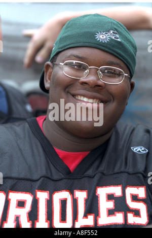 Joueur de football de 15 ans souriant à l'Parktacular Parade. St Louis Park Minnesota USA Banque D'Images