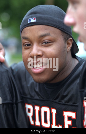 Joueur de football de 15 ans souriant à l'Parktacular Parade. St Louis Park Minnesota USA Banque D'Images