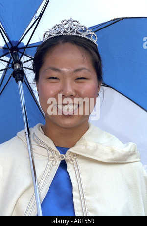 La Reine l'âge de 17 ans avec parapluie à l'Parktacular Parade. St Louis Park Minnesota USA Banque D'Images