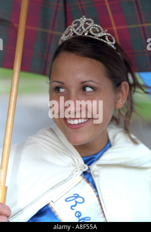 La Reine l'âge de 17 ans avec parapluie à l'Parktacular Parade. St Louis Park Minnesota USA Banque D'Images