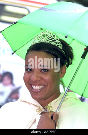 La Reine l'âge de 17 ans avec parapluie à l'Parktacular Parade. St Louis Park Minnesota USA Banque D'Images