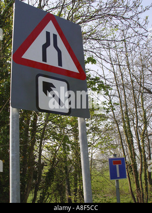 British Road Traffic panneaux sur une route dans la ville de Newport South Wales GB UK 2003 Banque D'Images