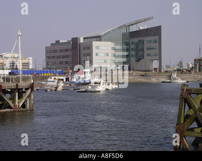 Le remorqueur HMRT Golden Cross amarré dans la baie de Cardiff avec le mr bâtiment en arrière-plan Cardiff South Wales GB UK 2003 Banque D'Images