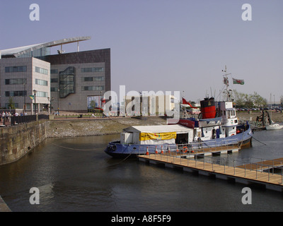 Le remorqueur HMRT Golden Cross amarré dans la baie de Cardiff avec le mr bâtiment en arrière-plan Cardiff South Wales GB UK 2003 Banque D'Images