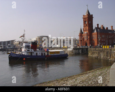 Le remorqueur HMRT Golden Cross amarré dans la baie de Cardiff avec le Pierhead building en arrière-plan Cardiff South Wales GB UK 2003 Banque D'Images