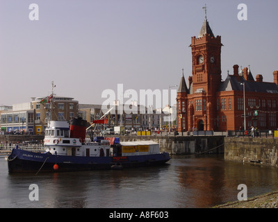 Le remorqueur HMRT Golden Cross amarré dans la baie de Cardiff avec le Pierhead building en arrière-plan Cardiff South Wales GB UK 2003 Banque D'Images