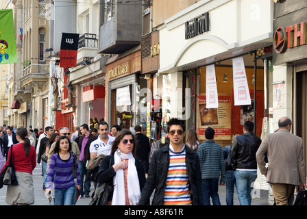 Les gens sur rue commerçante animée d'Istiklal Caddesi, Istanbul, Turquie Banque D'Images