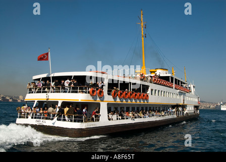 Bateau sur la Corne d'or traversant le Bosphore à la partie asiatique Istanbul Turquie Banque D'Images