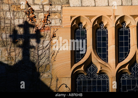 Ombre de croix et détail de la fenêtre à St Marys Church Kettlewell Yorkshire Dales England Banque D'Images