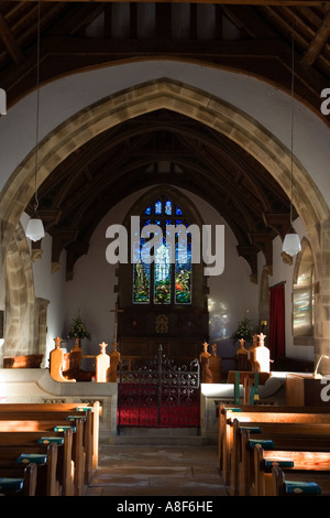 Fenêtre affichant des soldats dans les tranchées lors de la bataille de la Somme en 1916 à St Marys Church Kettlewell Banque D'Images