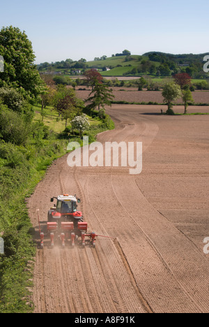 Un tracteur laboure un champ à Llandeilo Wales UK Banque D'Images