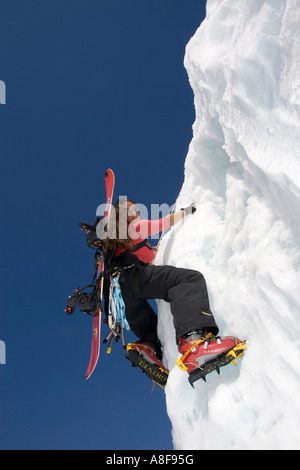 Les femmes avec l'escalade de glace sur sac à dos Snowboard Banque D'Images