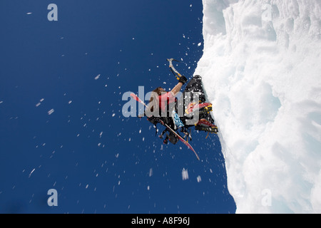 Les femmes l'escalade sur glace Banque D'Images